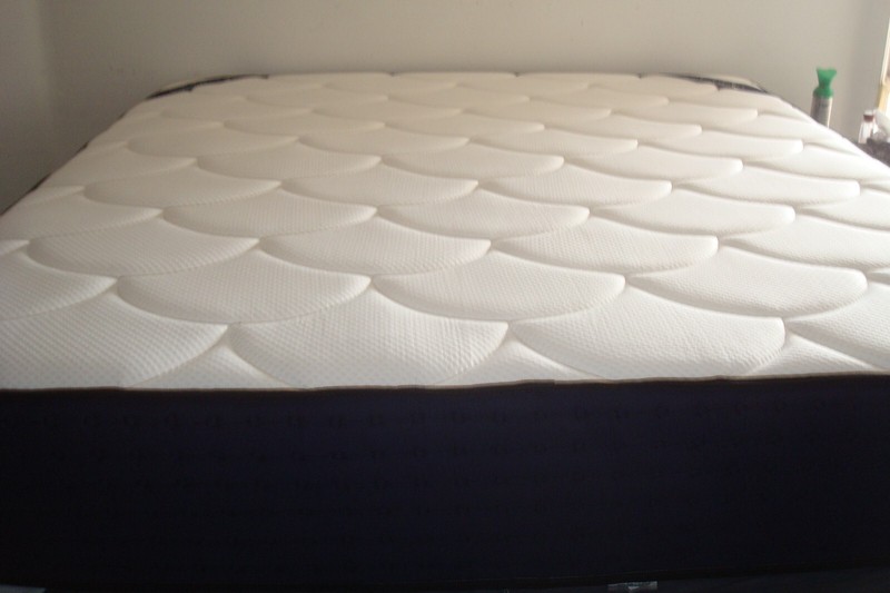 The DreamCloud Hybrid Mattress – King Size Excellent Pristine Condition!