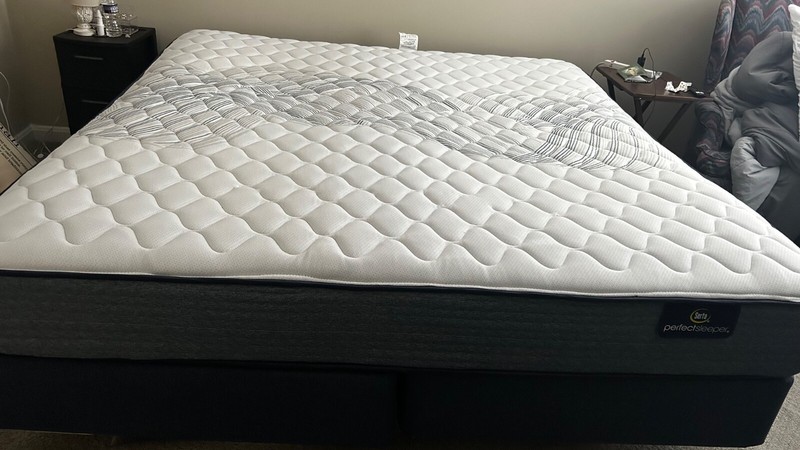 king size mattress and box spring set, great condition, no stains, very comfy!