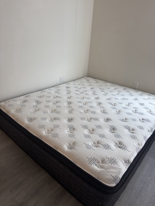 Unknown brand King Box Spring Mattress Medium Firm White Patterned Dark Base